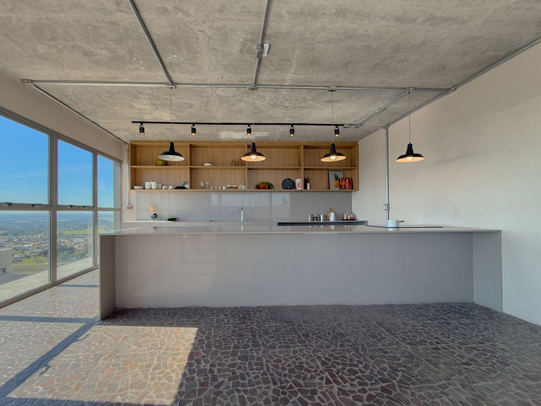 Hype 017 | 16ºA | Refúgio Urbano em Madeira e Luz